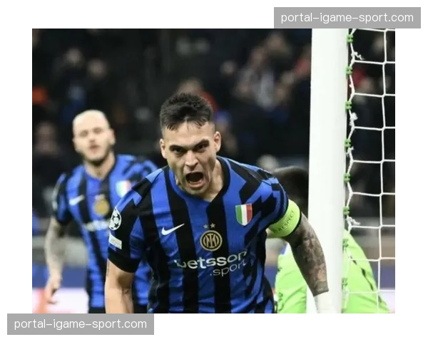 特写:时隔多年重返欧冠八强,国米队长劳塔罗亲吻胸前队徽