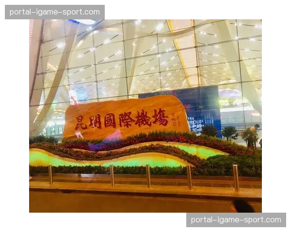 场边花絮:镜头捕捉到朗斯教练组实时绘制对手后场出球路线图 场边花絮:镜头捕捉到朗斯教练组实时绘制对手后场出球路线图