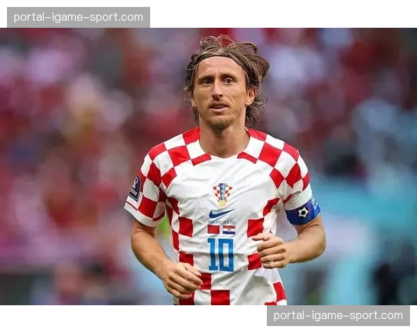 特写:39岁的莫德里奇替补登场,刷新欧冠最年长出场球员纪录 特写:39岁的莫德里奇替补登场,刷新欧冠最年长出场球员纪录