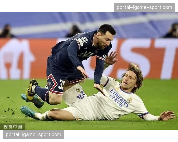 特写：37岁的莫德里奇在替补席上，专注记录着赛场上的每一次攻防转换